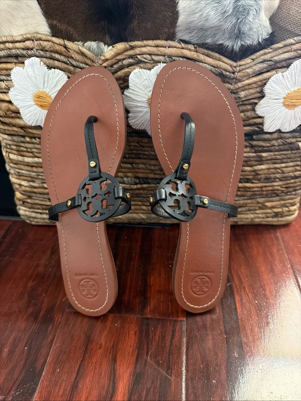 Tory Burch slip on Gabriel flat thong black leather logo signature size 10.5
